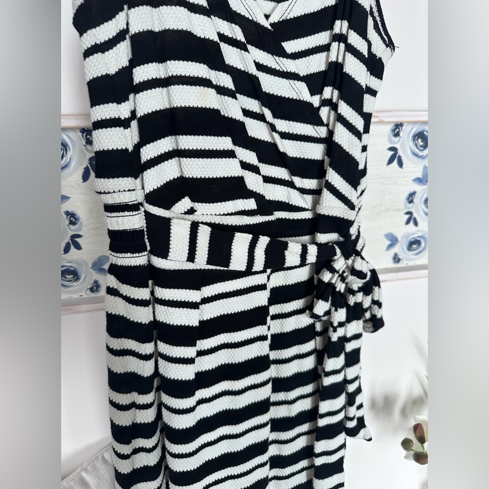🎯 Black and White Asymmetrical Faux Wrap Dress adjustable straps and tie - Picture 4 of 7